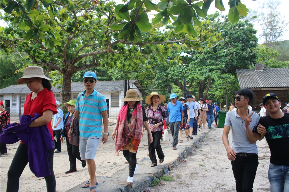 Dọc những lối đi hôm nay, bóng bàng vẫn rợp mát.