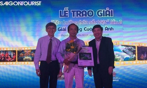 Tác giả Lê Đức Thành (giữa) nhận giải nhất về ảnh