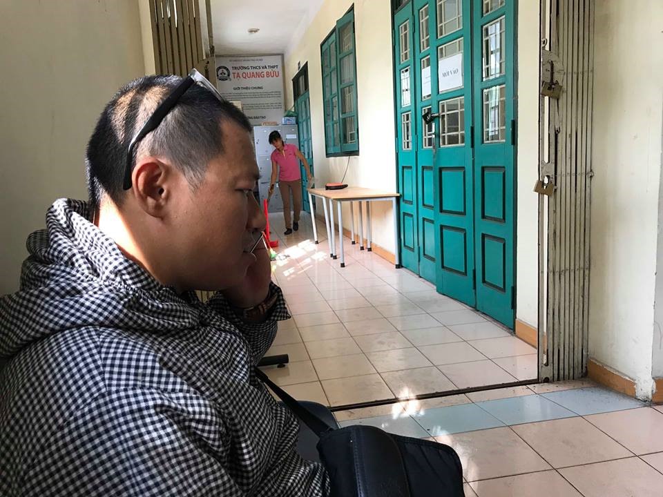 Nắng nóng, ai cũng mong được giải quyết nhanh để lấy lại số tiền 2 triệu đồng.
