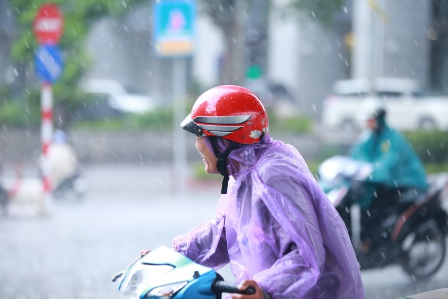 Hà Nội đón cơn mưa rào giải nhiệt khiến nhiều người vui mừng, sau đợt nắng nóng kỷ lục hơn 1 tuần, 