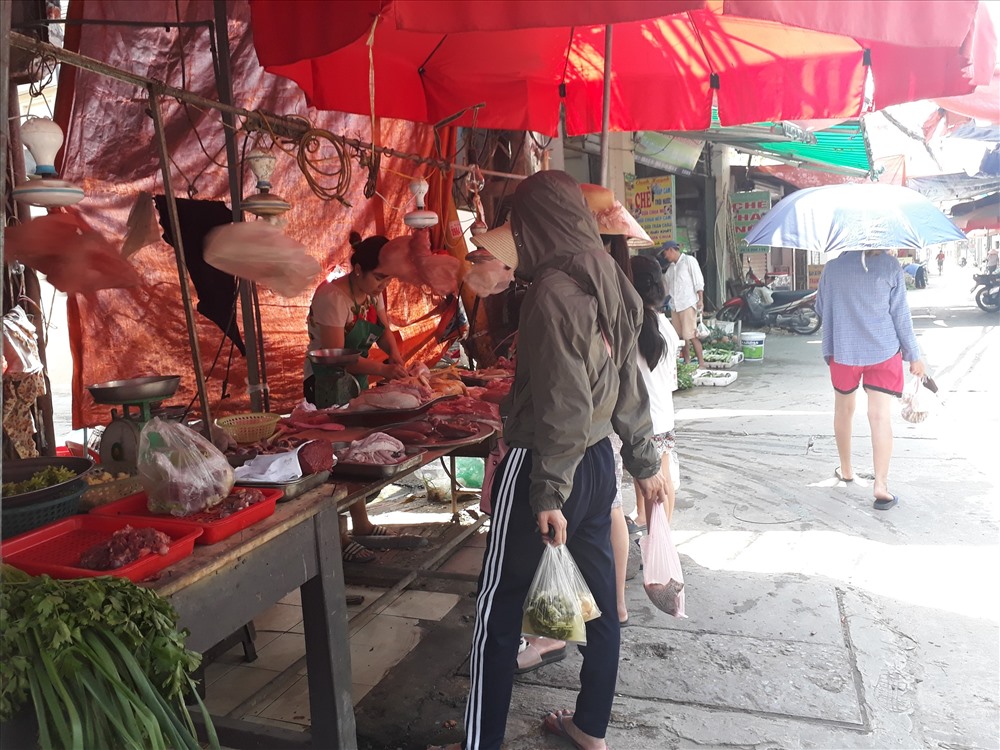 Giá thịt lợn tăng, khiến công nhân thắt chặt chi tiêu - mua ít. Ảnh: N.Nga