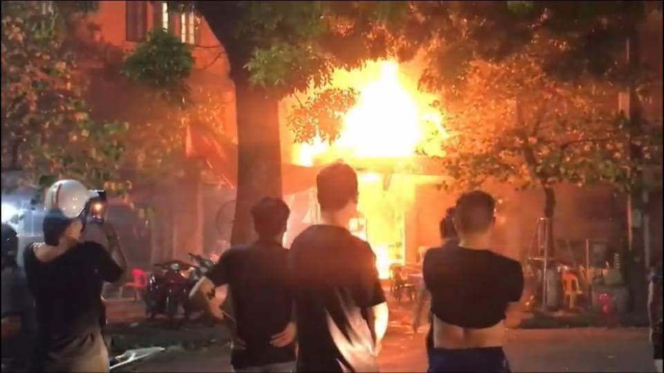 Ngọn lửa bốc cháy ngùn ngụt.