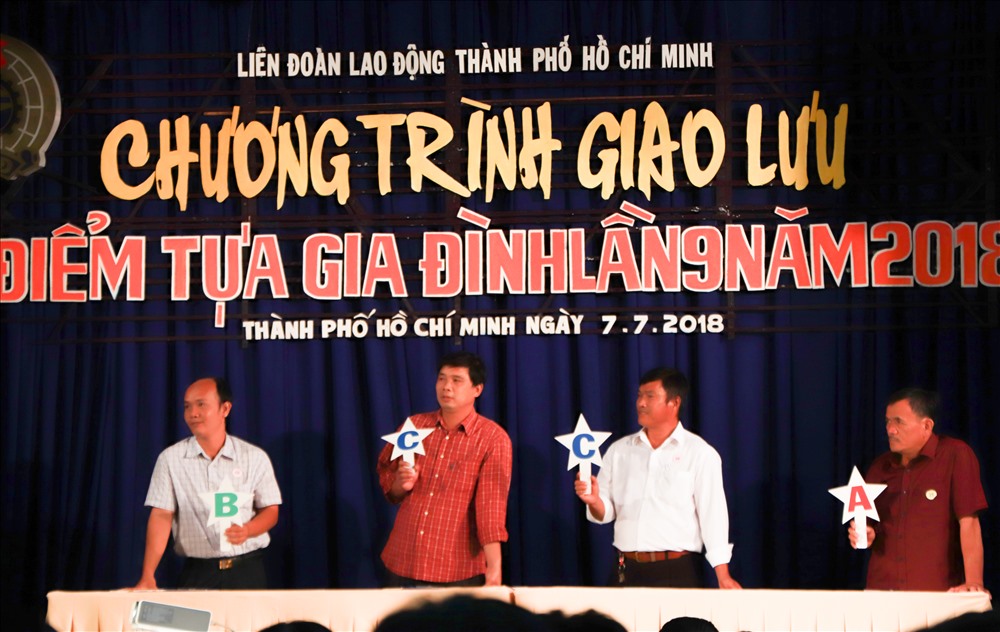 Các ông bố trong phần thi Bữa ăn hợp lý dành cho gia đình