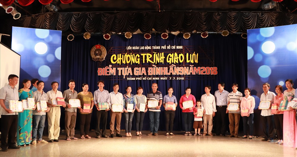 Ông Kiều Ngọc Vũ – Phó Chủ tịch LĐLĐ TPHCM trao bằng khen và quà cho các gia đình tiêu biểu.