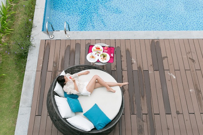 Hay “thảnh thơi không lo nghĩ” cùng Cao Thiên Trang bên ly cocktail và hồ bơi villa riêng tại Vinpearl Hotels & Resorts