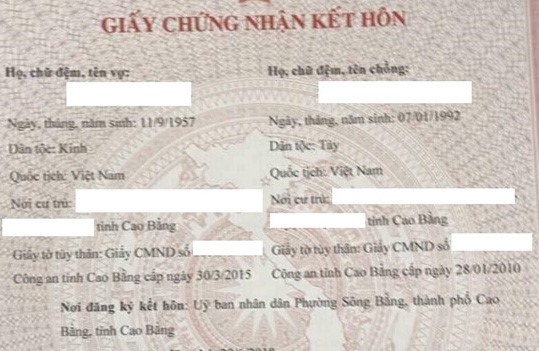 Chú rể cho biết anh đang tìm hiểu xem ai là người tung giấy đăng ký kết hôn của mình lên mạng mà không xin phép. Ảnh: Cổng trời Cao Bằng.