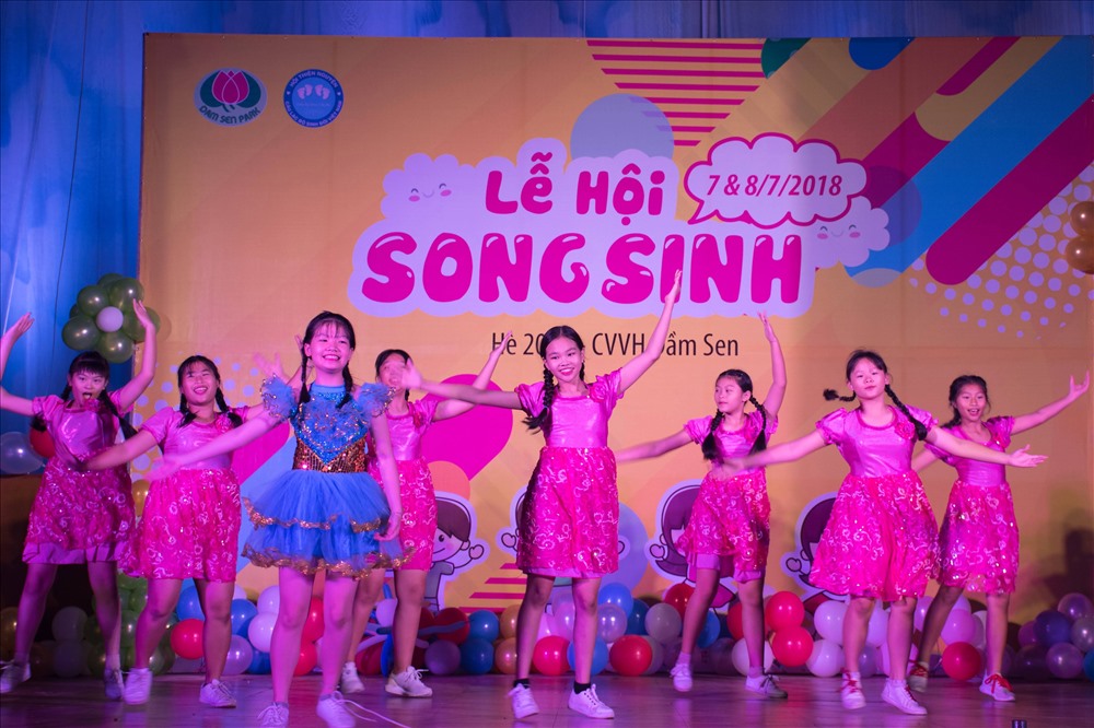 Được biết, hoạt động này đã thu hút hơn 200 cặp sinh đôi đến sinh năm tham gia và số lượng tăng dần qua thời gian. Ảnh: T.S