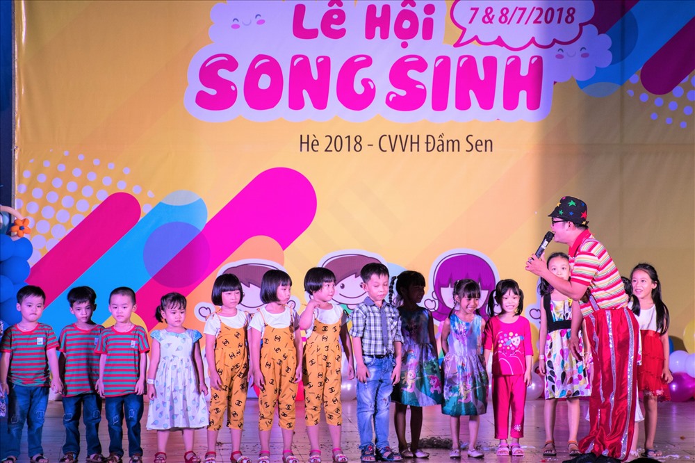 Trong ảnh là các cặp sinh ba, sinh tư, thậm chí là sinh năm đang được vui chơi với chú hề. Ảnh: T.S