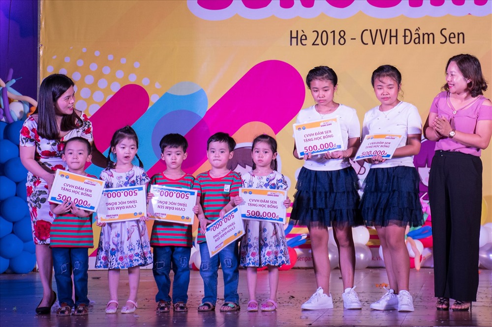 Nét hồn nhiên của em khi nhận các phần quà của Ban tổ chức khiến các bật cha mẹ không giấu được niềm hạnh phúc. Ảnh: T.S