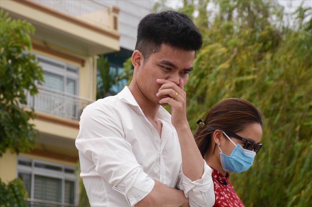 Thấy cá chết, nhiều người tò mò xuống xem. Tuy nhiên ai nấy đều phải đeo khẩu trang hoặc bịt mũi vì mùi hôi tanh quá nồng nặc.