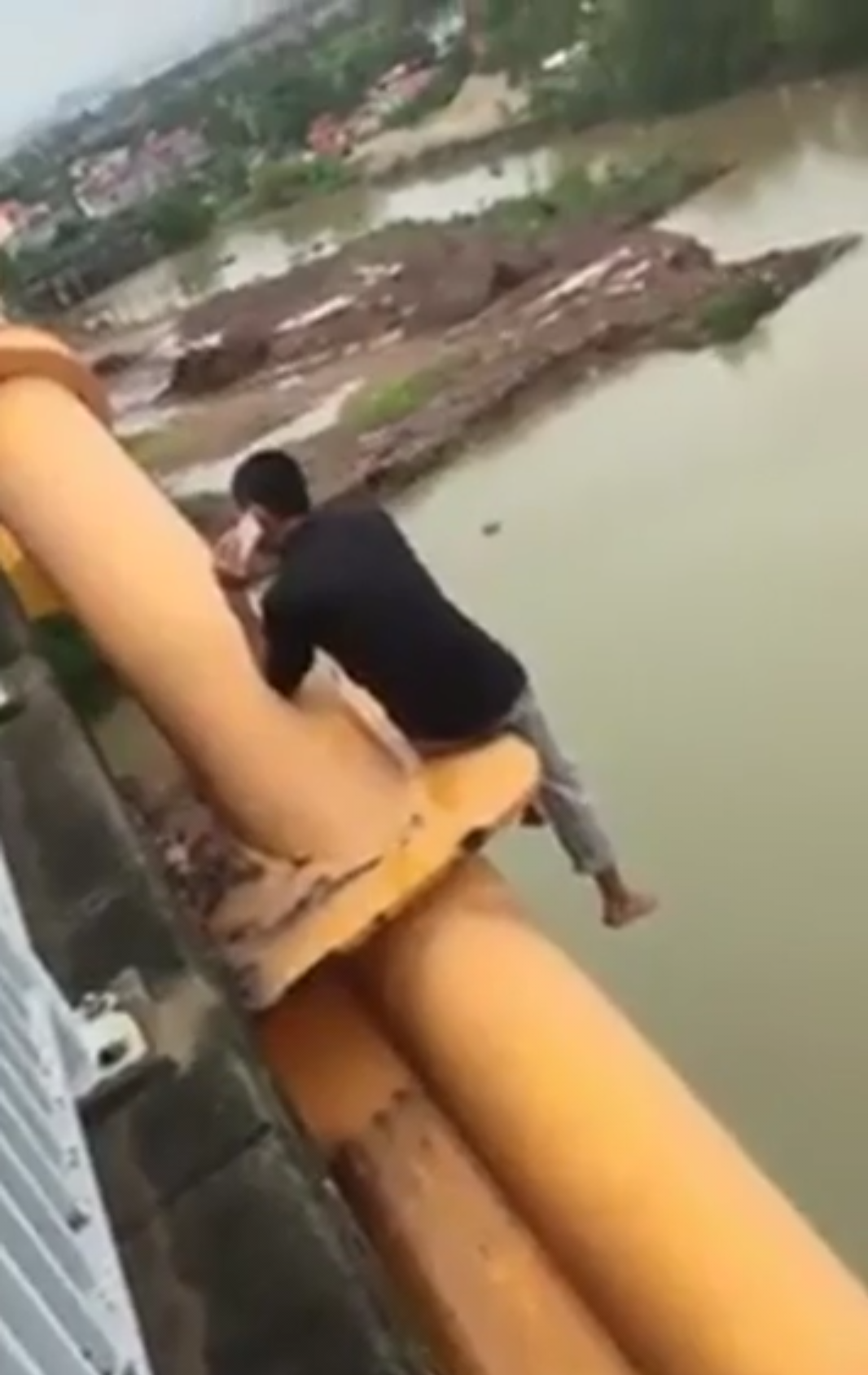Nam thanh niên nghe điện thoại của bố. Ảnh cắt từ Clip