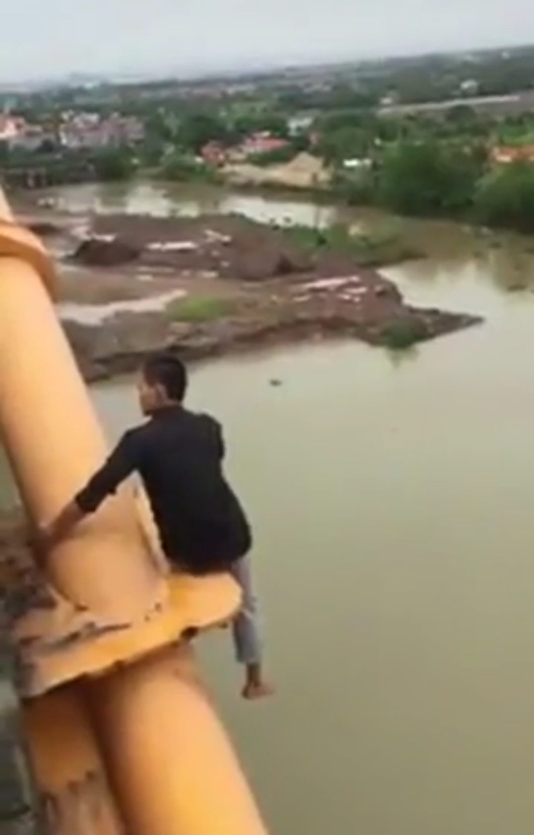 Sau đó cất điện thoại và thả tay quyên sinh. Ảnh cắt từ Clip