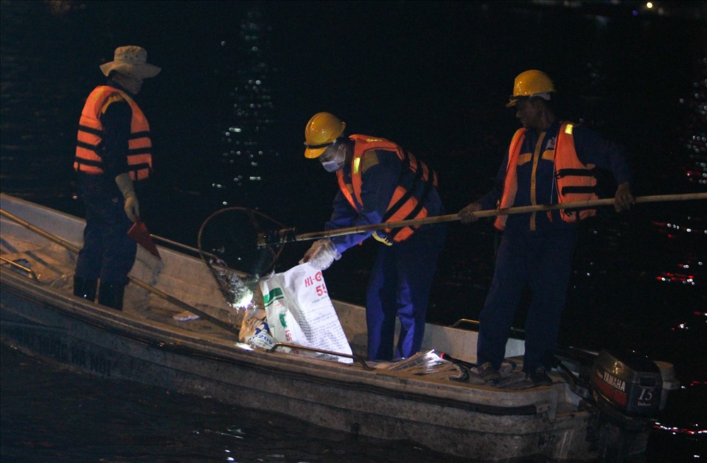 sau khi phát hiện cá chết hàng loạt, nổi lềnh phềnh trên mặt hồ Hoàng Cầu, lực lượng công nhân công ty thoát nước Hà Nội đã có mặt trục vớt, thu gom số cá chết này, không để cá chết bốc mùi hôi thối gây ảnh hưởng đến đời sống cư dân ven hồ.