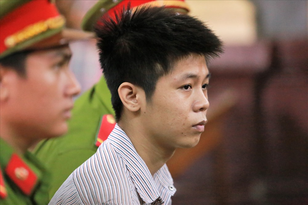 Dù còn rất trẻ nhưng Tình tỏ ra bình tĩnh khi ra tòa, đối diện với mức án cao nhất là tử hình. Khi gây án, Tình vừa bước qua tuổi 18 chừng vài ngày.