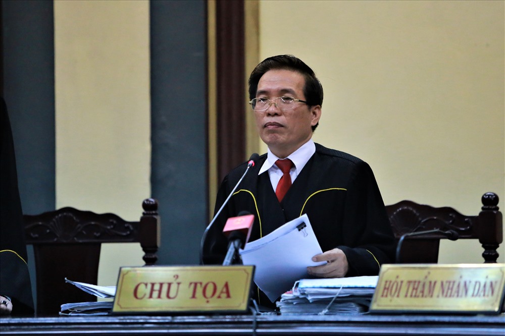 Chủ tọa phiên tòa đọc cáo trạng vụ án. Ảnh: Trường Sơn