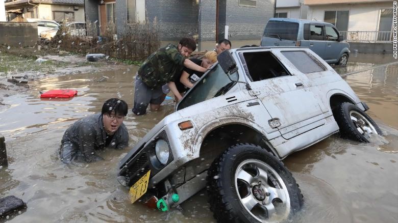 Xe ô tô bị ngập nước ở Kurashiki, tỉnh Okayama ngày 9.7. Ảnh: CNN