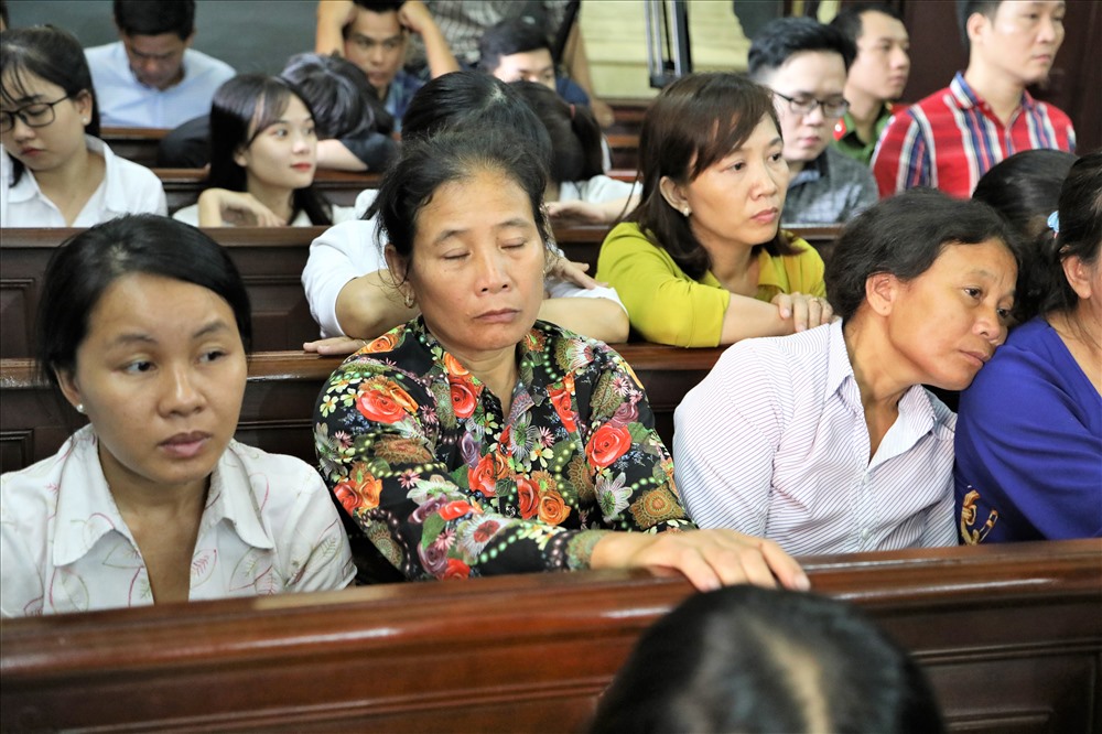 Bên dưới, khi nghe VKS đọc cáo trạng, nhiều người thân của vợ chồng ông Chinh đã không kìm được nước mắt, họ khóc nghẹn, không dám cất thành tiếng. Ảnh: Trường Sơn