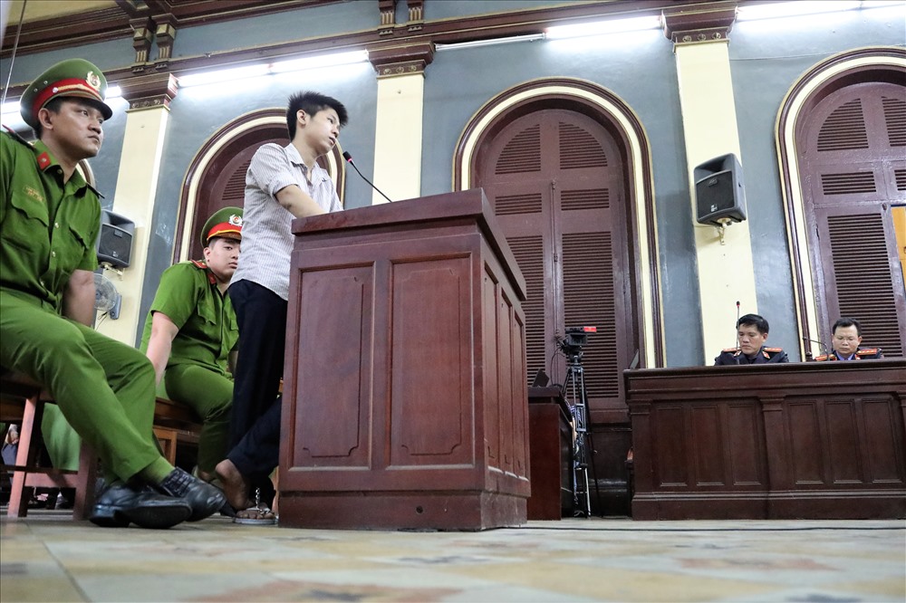 Trước những câu hỏi của HĐXX, Tình tỏ ra bình tĩnh, khai rạch ròi về hành vi của mình. Ảnh: Trường Sơn