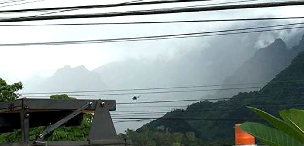 Phóng viên tờ The Guardian có mặt tại hiện trường cho hay, một máy bay trực thăng hạ cánh gần khu vực cửa hang.