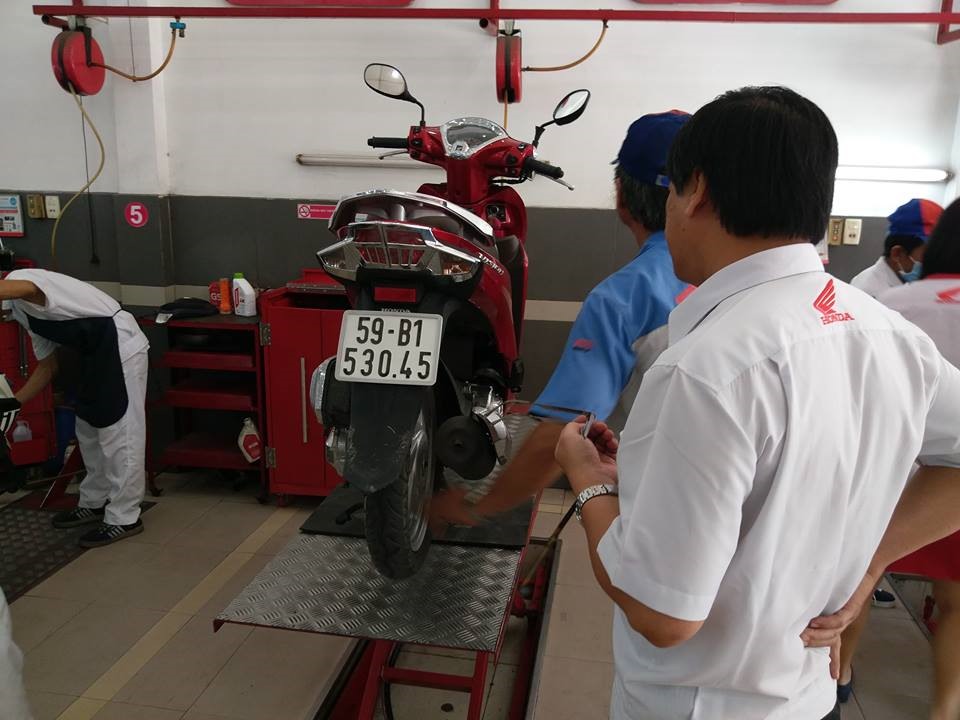 Xe ông Đạt đang kiểm tra tại xưởng của cửa hàng Honda