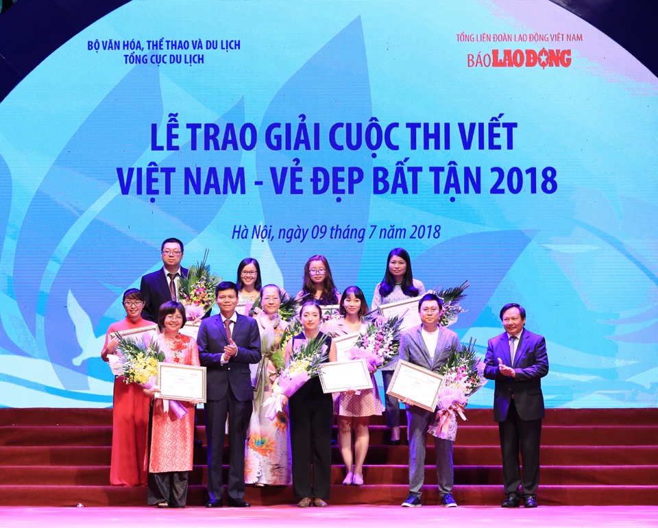 Ông Nguyễn Văn Tuấn – Tổng Cục trưởng Tổng Cục Du lịch Việt Nam và ông Nguyễn Ngọc Hiển – Tổng Biên tập Báo Lao Động chụp ảnh với các tác giả đoạt giải.
