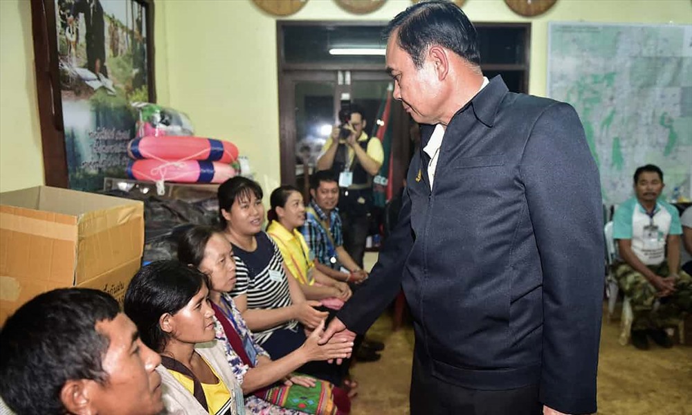 Thủ tướng Thái Lan Prayut Chan-o-cha thăm hỏi gia đình các cầu thủ. Ảnh: EPA