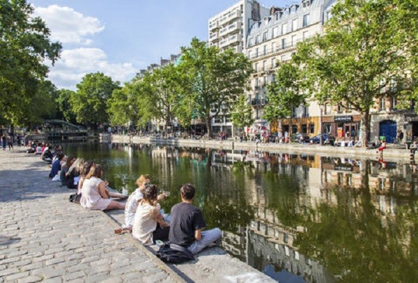 Canal St Martin chắc chắn là một trong những nơi thời thượng nhất để ghé thăm khi bạn ở Paris trong những tháng mùa hè (từ tháng 6 đến tháng 8).