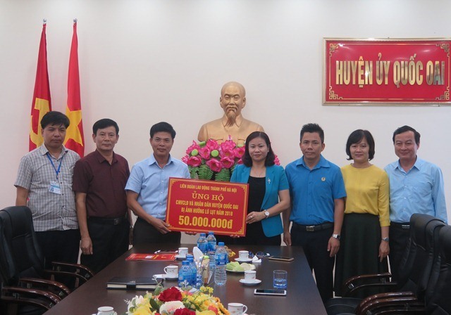Chủ tịch LĐLĐ TP. Hà Nội Nguyễn Thị Tuyến trao cho lãnh đạo huyện Quốc Oai 50 triệu đồng của LĐLĐ TP. Hà Nội hỗ trợ CNVCLĐ và nhân dân huyện Quốc Oai bị thiệt hại do mưa lũ. Ảnh: LĐLĐ TP. Hà Nội
