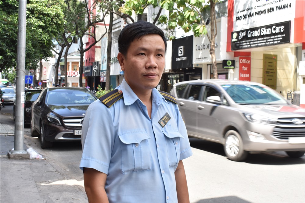 Anh Phạm Đình Văn, tổ trưởng đô thị phường thừa nhận chưa có giải pháp nào để chấn chỉnh lòng. Ảnh V.H