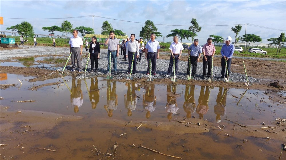 Lễ xúc đất động thổ nhà máy Tỷ Bách. Ảnh: C.H