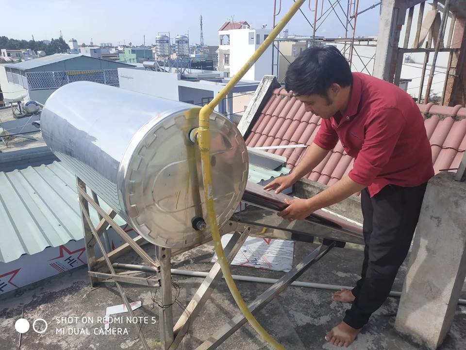 Anh Trịnh Hồng Dậu đang kiểm tra lại hệ thống điện mặt trời của gia đình. Ảnh V.H