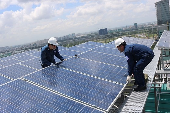 Nhiều Doanh nghiệp cũng tiến hành lắp hệ thống điện mặt trời. Ảnh V.H