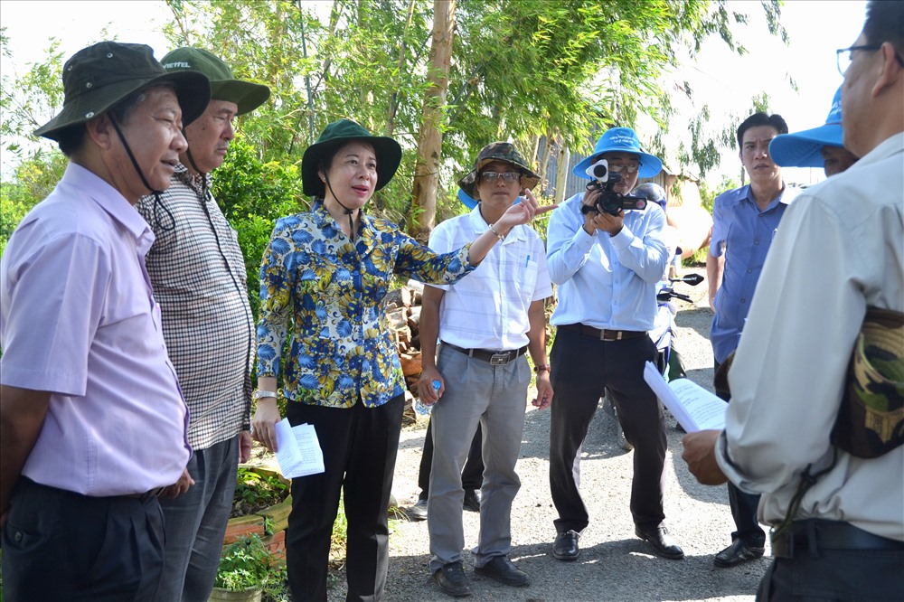 Bí thư Tỉnh ủy An Giang Võ Thị Ánh Xuân (thứ 3 trái sang) trao đổi với đại diện các ban ngành, địa phương ngay tại hiện trường lũ. Ảnh: Lục Tùng.