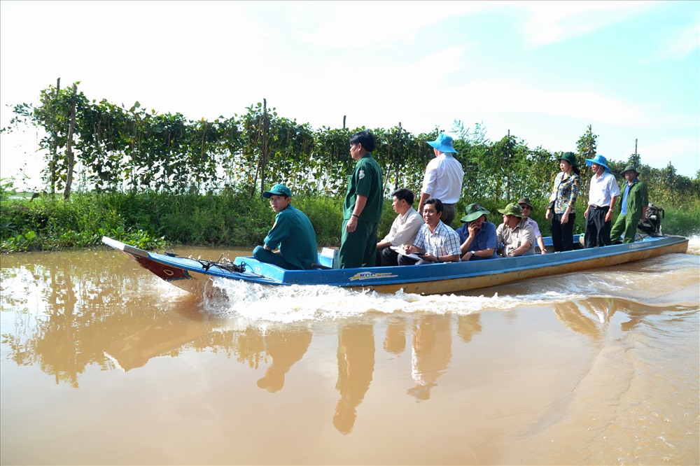 Bà Võ Thị Ánh Xuân (thứ 3 phải sang) đi nắm tình hình thực tế lũ tại huyện Tri Tôn vào ngày 1.8.2018. Ảnh: Lục Tùng