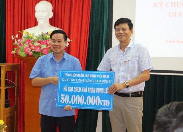 Quỹ XHTT Tấm lòng vàng Lao Động trao 50 triệu hỗ trợ các hoàn cảnh khó khăn vùng lũ ở Ninh Bình