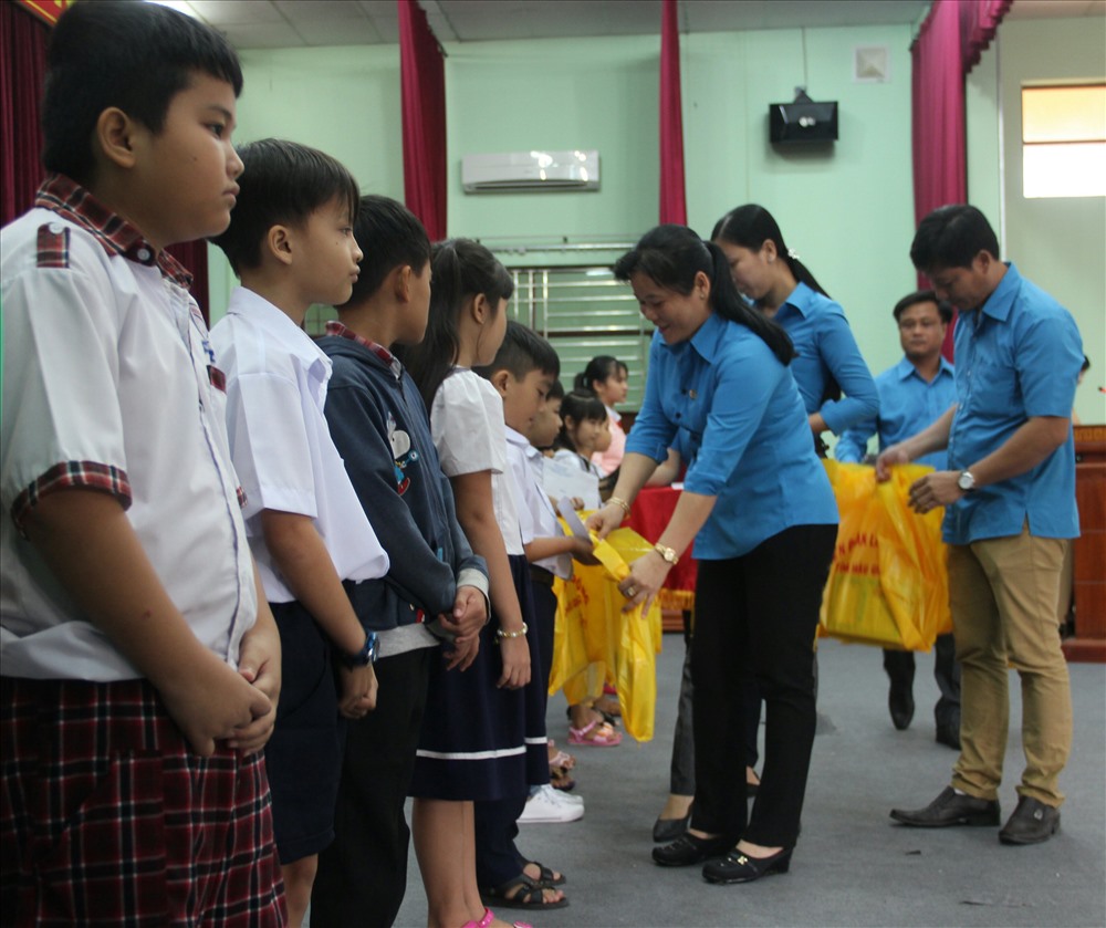 Chủ tịch LĐLĐ tỉnh Hậu Giang - Lê Thị Thanh Lam trao quà cho nhiều học sinh chịu khó học giỏi