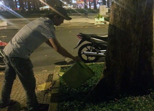 Với hành vi tè bậy, một cá nhân vi phạm buộc phải “khắc phục hậu quả” là múc nước dội rửa cho sạch.