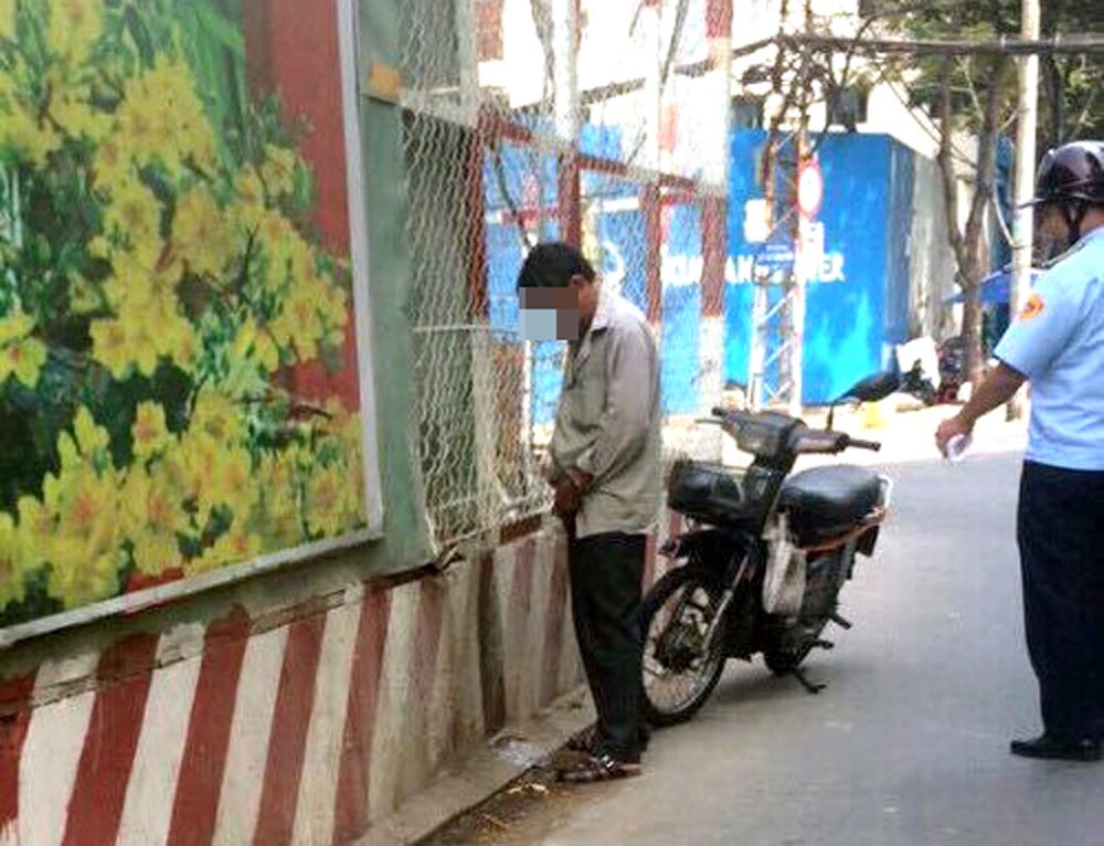Một cá nhân vi phạm bị lực lượng chức năng bắt quả tang.