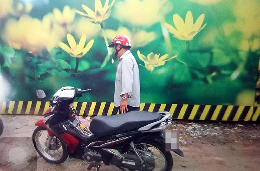 Ông H “không được vui” vì trong lúc đang tè thì bị lực lượng chức năng ghi hình và bắt quả tang.