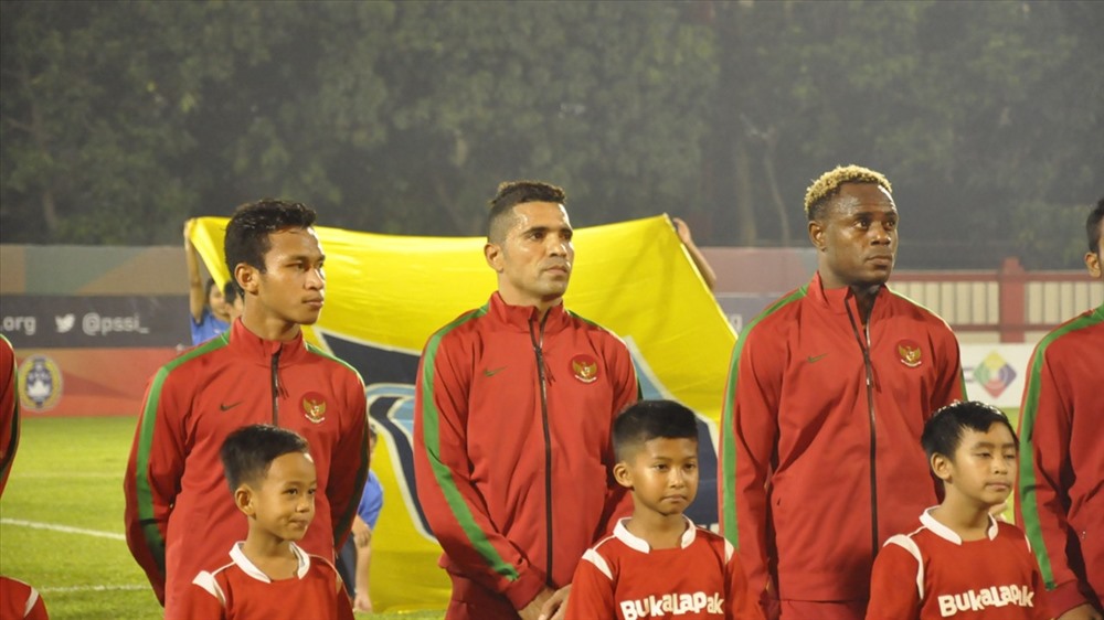 Tiền đạo Alberto Goncalves (Giữa)