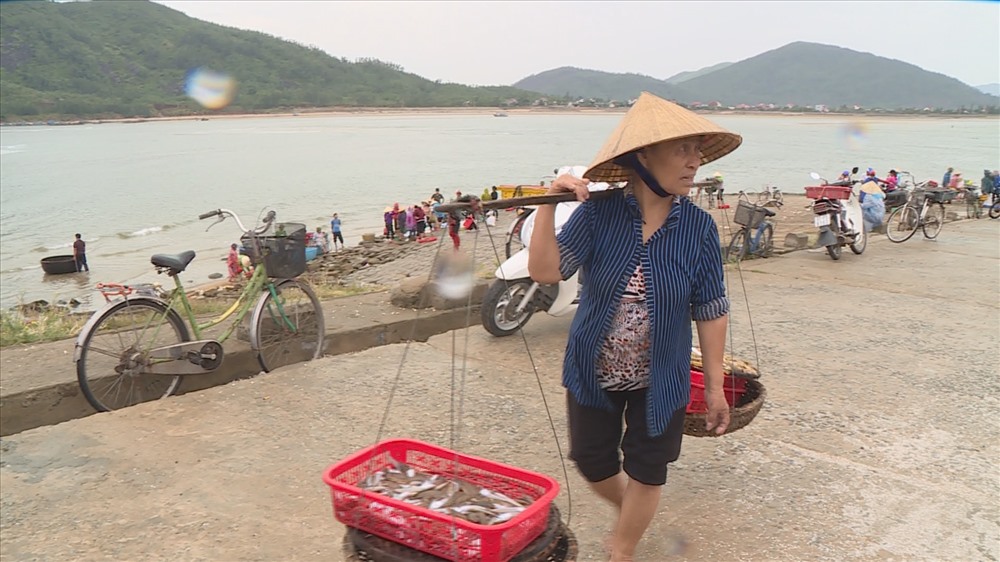 không chỉ có vươn khơi, những người phụ nữ làng biển còn bám bờ mưu sinh mỗi khi tàu, thuyền cập bến