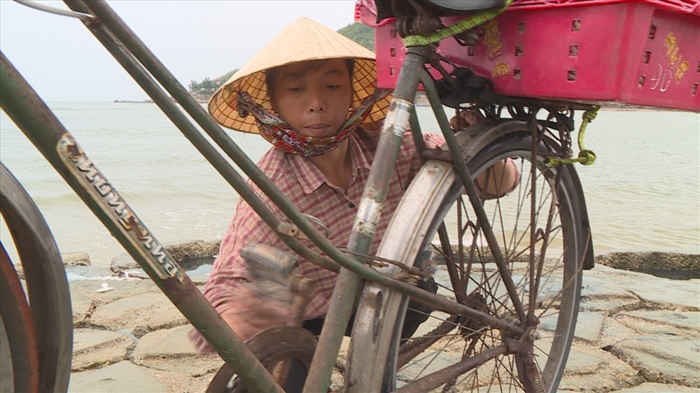 không chỉ có vươn khơi, những người phụ nữ làng biển còn bám bờ mưu sinh mỗi khi tàu, thuyền cập bến