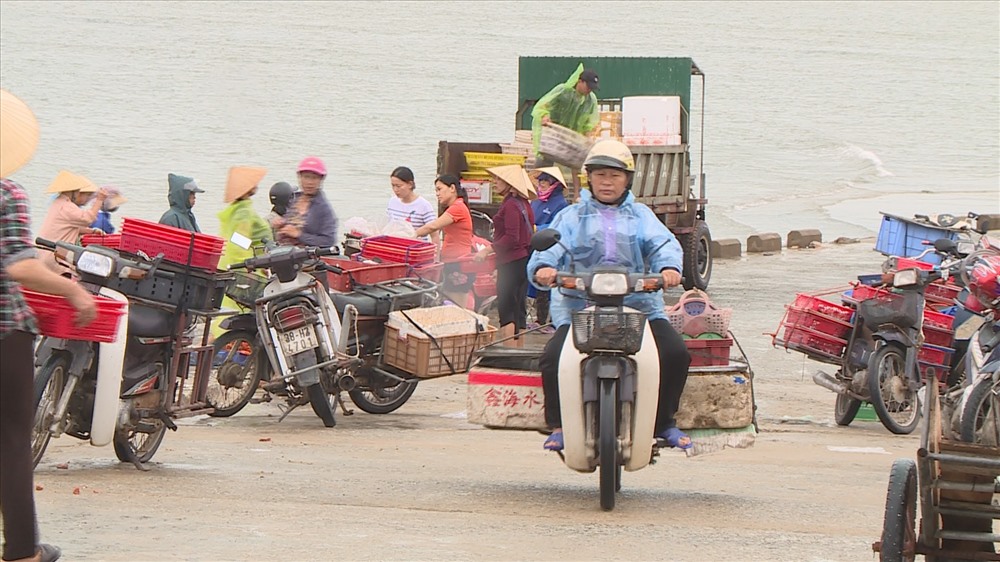 không chỉ có vươn khơi, những người phụ nữ làng biển còn bám bờ mưu sinh mỗi khi tàu, thuyền cập bến