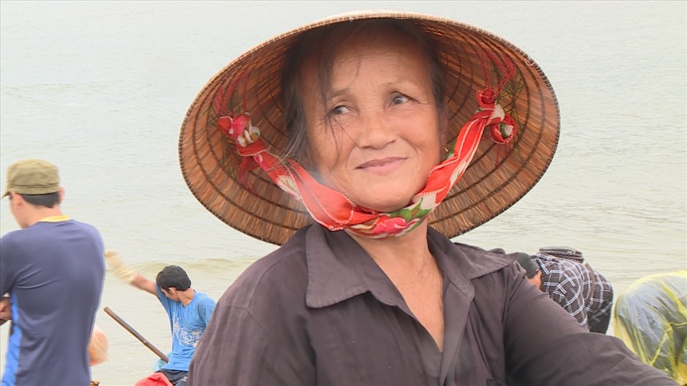không chỉ có vươn khơi, những người phụ nữ làng biển còn bám bờ mưu sinh mỗi khi tàu, thuyền cập bến