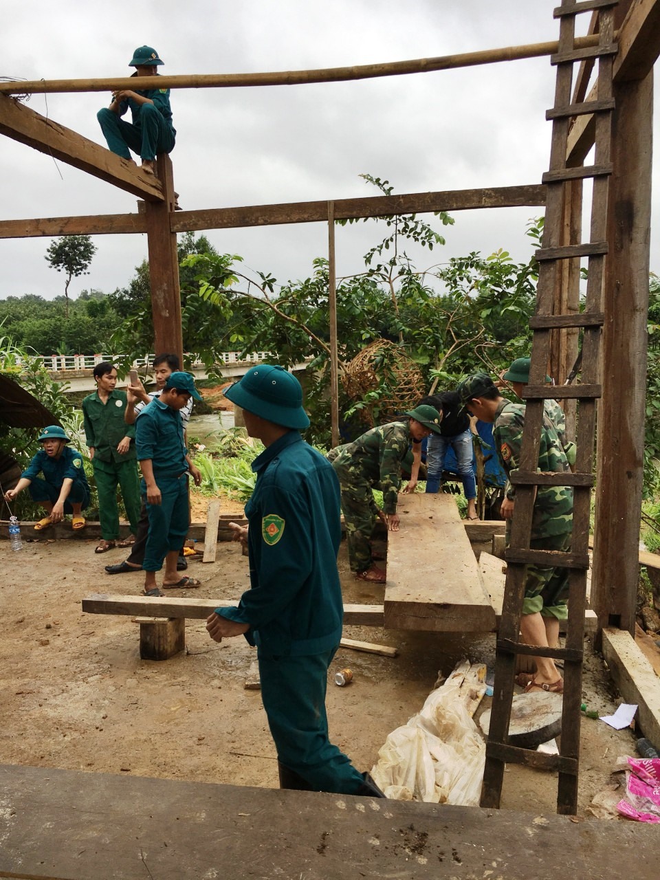 Tất cả những căn nhà nằm trong diện sạt lở đều phải di dời. Ảnh Đình Văn