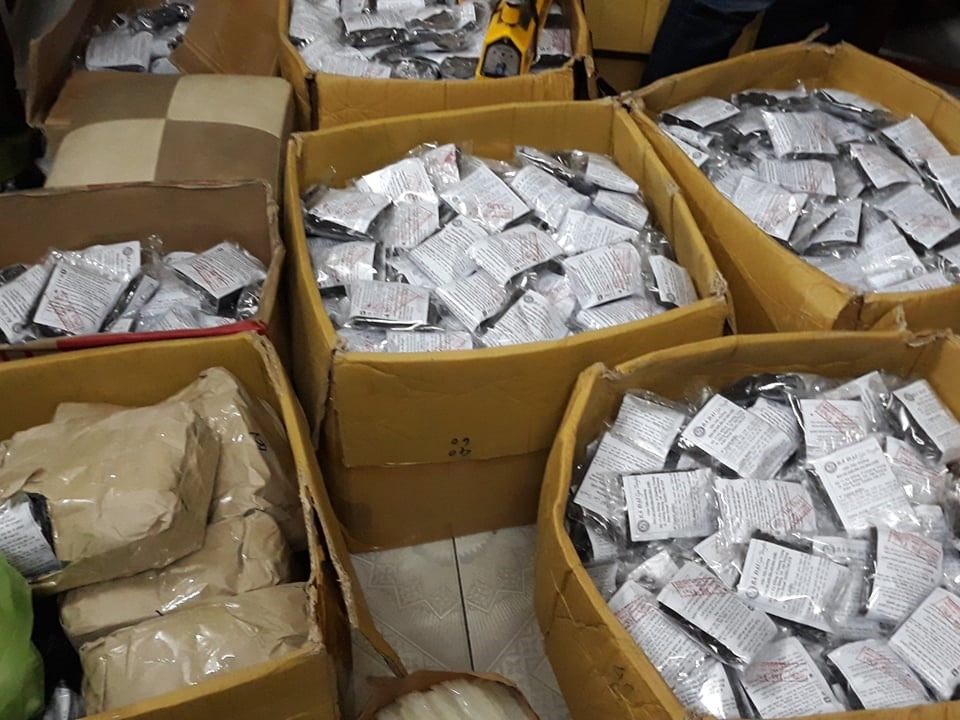 Phát hiện trên 2000 gói thuốc đựng trong thùng cát tông. Ảnh: TN
