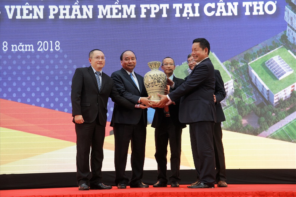 Thủ tướng Nguyễn Xuân Phúc trao quà cho tạp đoàn FPT tại buổi lễ.