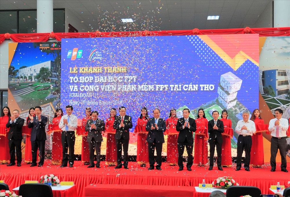 Cắt băng khánh thành Tổ hợp đại học và công viên phần mềm FPT tại Cần Thơ (ảnh: Tr.L)