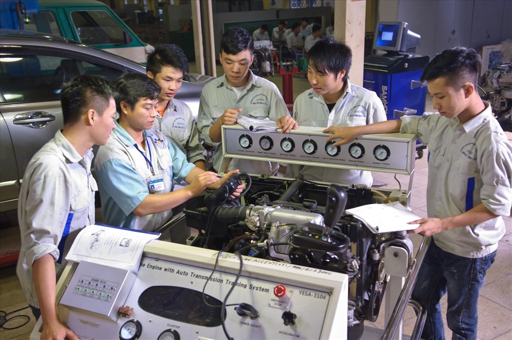 Học viên thực hành môn sửa chữa ôtô. Ảnh: HẢI NGUYỄN