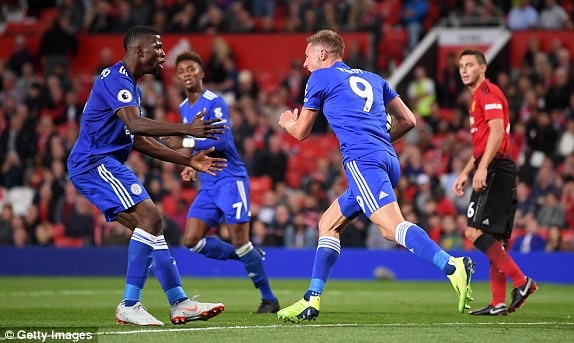 Vardy thắp lại hi vọng cho Leicester. Ảnh: Getty.